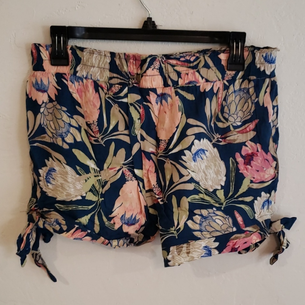 GYPSIES & MOONDUST Floral Shorts - Picture 2 of 4